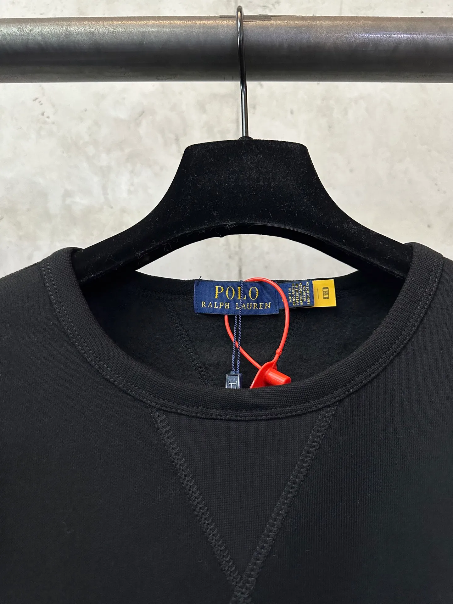 P330 Ralph Lauren logo embroidered sweatshirt. Customized cloud-like honey cotton fleece sweatshirt material. It feels delicate and comfortable against the skin. It is mainly made of deep black and is decorated with exquisite white pony logo. It is highly recognizable. Customized hardware. Thread. Accessories. Matching. Same style for men and women. -Color: Black White Blue Gray -Size: S M L XL